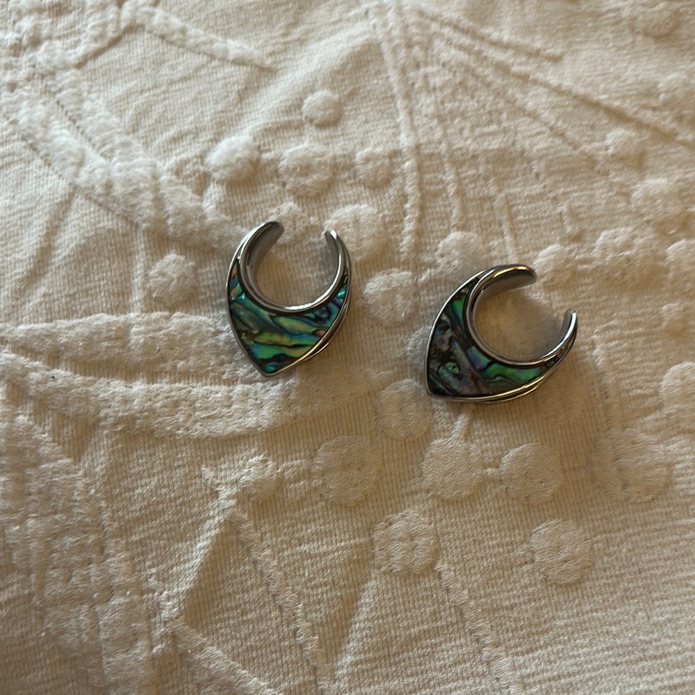 Elegant Silver and Green Crescent Earrings plugs